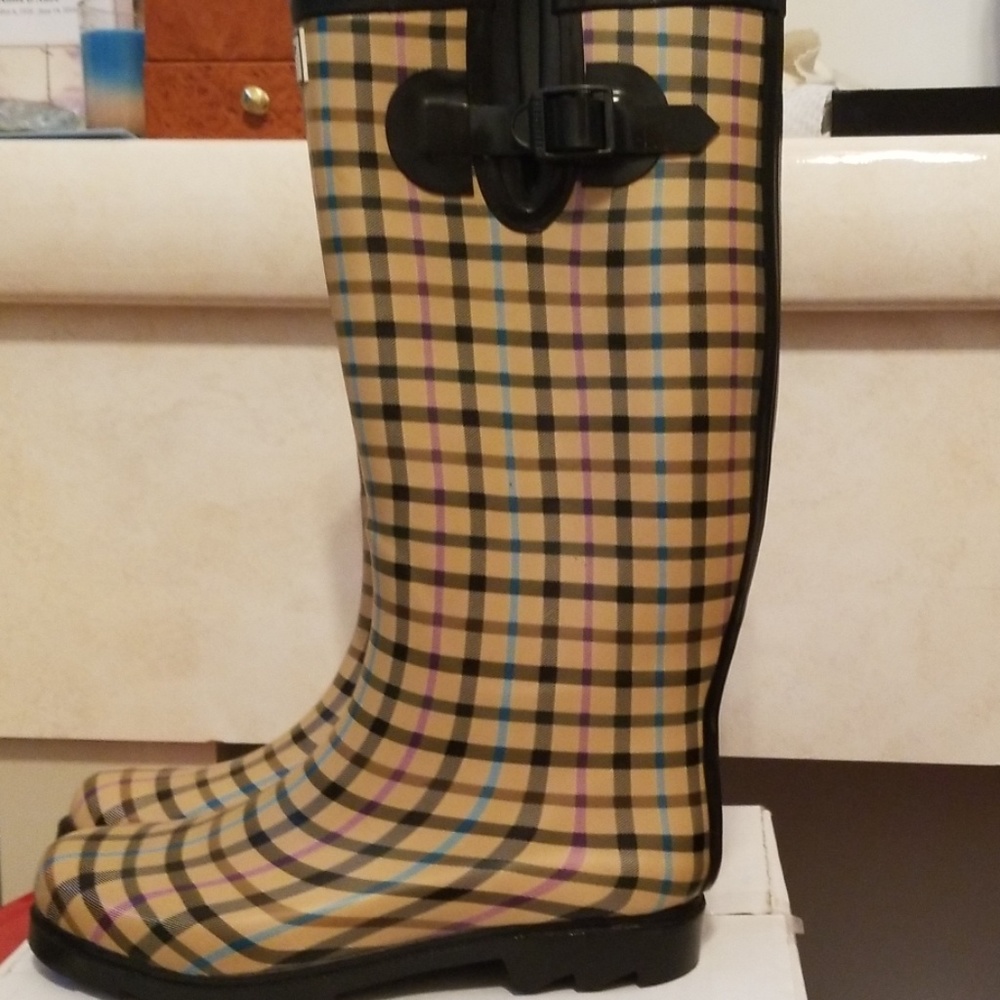 Shoes - Picture 3 of 8